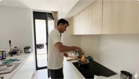 Potret sudut apartemen anak Darius Sinathrya di Portugal. [YouTube: The Sinathrya]