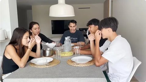 Potret sudut apartemen anak Darius Sinathrya di Portugal. [YouTube: The Sinathrya]