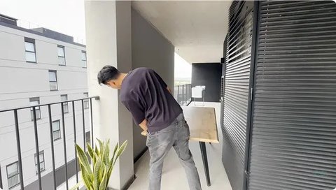 Potret sudut apartemen anak Darius Sinathrya di Portugal. [YouTube: The Sinathrya]
