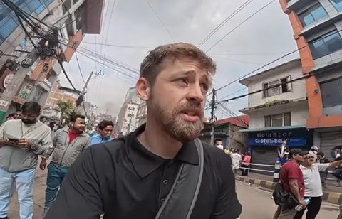 Harry, seorang YouTuber Inggris terjebak di tengah kerusuhan Nepal saat dalam perjalanan pulang ke Inggris via jalur darat. (dok. Screenshoot Youtube Wehatethecold)
