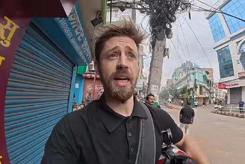 Harry, seorang YouTuber Inggris terjebak di tengah kerusuhan Nepal saat dalam perjalanan pulang ke Inggris via jalur darat. (dok. Screenshoot Youtube Wehatethecold)