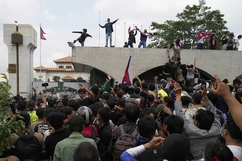 Di tengah memanasnya situasi, Perdana Menteri KP Sharma Oli mengumumkan pengunduran dirinya pada Selasa (9/9/2025). (Anup OJHA/AFP)
