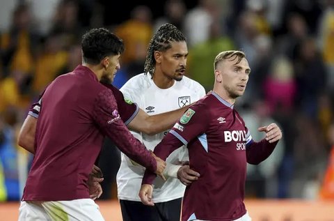 Pemain Tottenham Hotspur, Micky van de Ven (kiri) melakukan selebrasi setelah mencetak gol pertama timnya ke gawang PSG dalam laga final UEFA Super Cup 2025di Bluenergy Stadium, Udinese, Ital