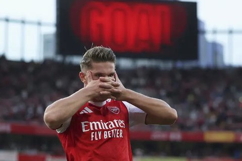 Pemain Tottenham Hotspur, Micky van de Ven (kiri) melakukan selebrasi setelah mencetak gol pertama timnya ke gawang PSG dalam laga final UEFA Super Cup 2025di Bluenergy Stadium, Udinese, Ital