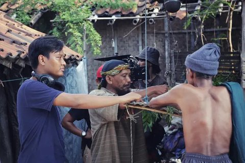 Sutradara dan penulis naskah Yandy Laurens kembali ke layar lebar lewat Sore Istri Dari Masa Depan. Film ini diperkuat Dion Wiyoko dan Sheila Dara Aisha. (Foto: Dok. Istimewa)