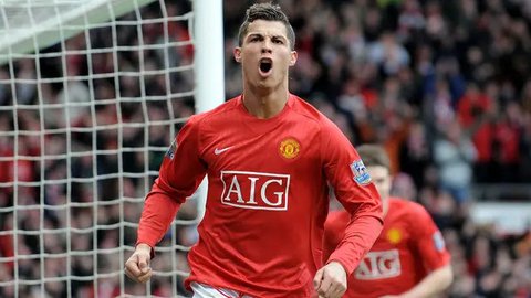 Cristiano Ronaldo (Manchester United). Setelah didatangkan dari Sporting Lisbon pada 2003, ia langsung menjadi pilihan utama Sir Alex Ferguson dan pemain kesayangan para fans dalam rentang 2003-2009. Ia berhasil mencetak 84 gol dalam 196 penampilan. (AFP/Andrew Yates)