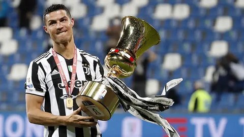 Pemain Juventus, Cristiano Ronaldo merayakan kemenangan bersama trofinya saat memenangkan Piala Italia setelah mengalahkan Atalanta pada partai final di Mapei Stadium, Reggio Emilia, Italia, 19 Mei 2021. (AP Photo/Antonio Calanni)