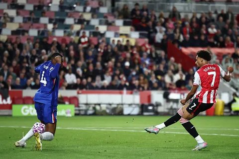 Pemain Brentford, Kevin Schade (kanan) sukses membobol gawang Chelsea pada pekan 4 Liga Inggris 2025/2026 di Gtech Community Stadium, Minggu (14/9/2025) dini hari WIB. (HENRY NICHOLLS / AFP)