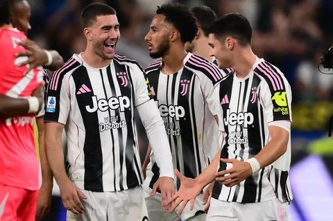 Para pemain Juventus merayakan gol kemenangan yang dicetak Vasilije Adzic ke gawang Inter Milan pada pekan 4 Liga Italia 2025/2026, Minggu (14/9/2025) dini hari WIB. (MARCO BERTORELLO / AFP)