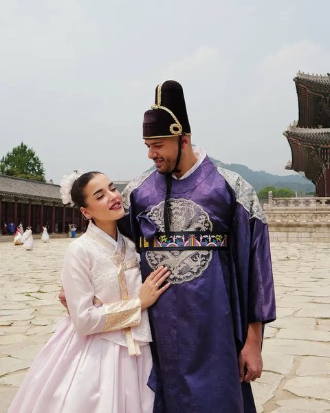 Ia juga tampak begitu serasi saat bersanding dengan sang suami yang tampil kasual dengan kemeja. [Foto: Instagram/ Tasya Farasya]