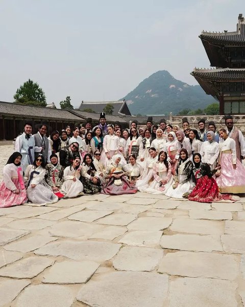 Ia juga tampak begitu serasi saat bersanding dengan sang suami yang tampil kasual dengan kemeja. [Foto: Instagram/ Tasya Farasya]