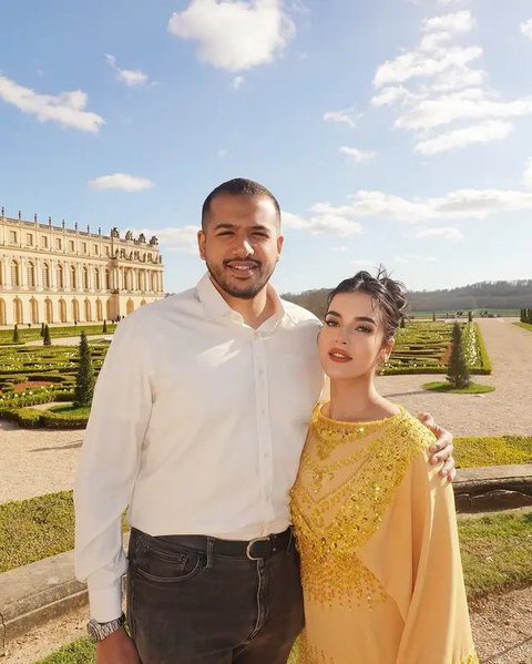 Ia juga tampak begitu serasi saat bersanding dengan sang suami yang tampil kasual dengan kemeja. [Foto: Instagram/ Tasya Farasya]