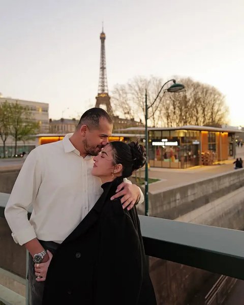 Ia juga tampak begitu serasi saat bersanding dengan sang suami yang tampil kasual dengan kemeja. [Foto: Instagram/ Tasya Farasya]
