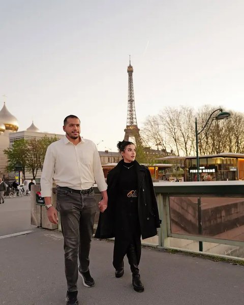 Ia juga tampak begitu serasi saat bersanding dengan sang suami yang tampil kasual dengan kemeja. [Foto: Instagram/ Tasya Farasya]