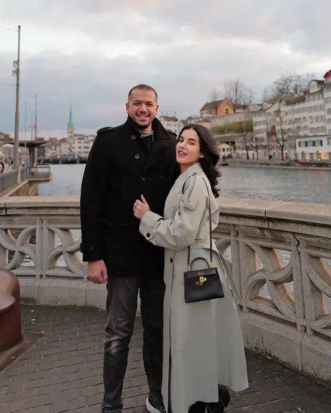 Ia juga tampak begitu serasi saat bersanding dengan sang suami yang tampil kasual dengan kemeja. [Foto: Instagram/ Tasya Farasya]