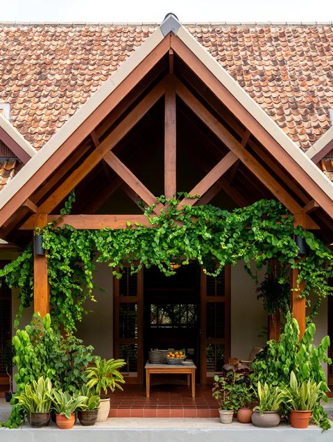 Model atap teras depan rumah segitiga (Foto: Reve Art AI)