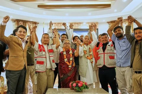 Mantan Ketua Mahkamah Agung, Sushila Karki, menghadiri upacara pelantikannya sebagai perdana menteri sementara di kediaman presiden di Kathmandu, Nepal, Jumat (12/9/2025). (Dok. AP Photo/S