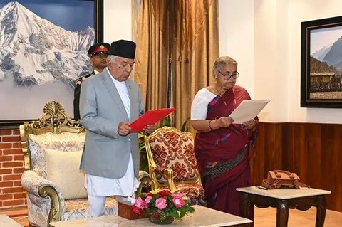 Mantan Ketua Mahkamah Agung, Sushila Karki, menghadiri upacara pelantikannya sebagai perdana menteri sementara di kediaman presiden di Kathmandu, Nepal, Jumat (12/9/2025). (Dok. AP Photo/S