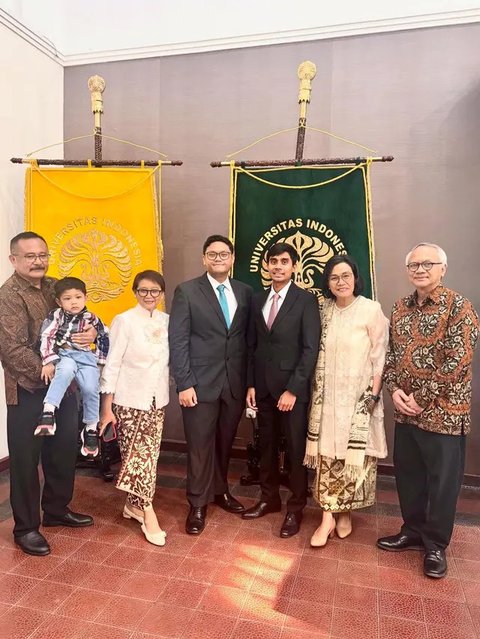 Sri Mulyani dan Retno Marsudi kompak hadiri wisuda anak dari PPDS UI (Foto: Instagram @smindrawati)