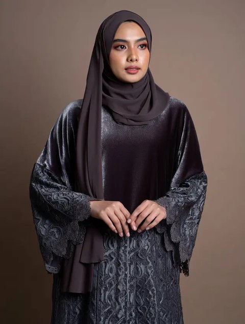 Abaya Hitam Elegan/Dress Panjang Elegan Kombinasi Pashmina Muslimah (Sumber: gemini.com)