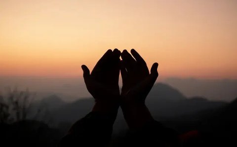 Ilustrasi berdoa, doa. (Photo by Alena Darmel: https://www.pexels.com/photo/person-in-praying-with-his-hands-raised-8164382/)