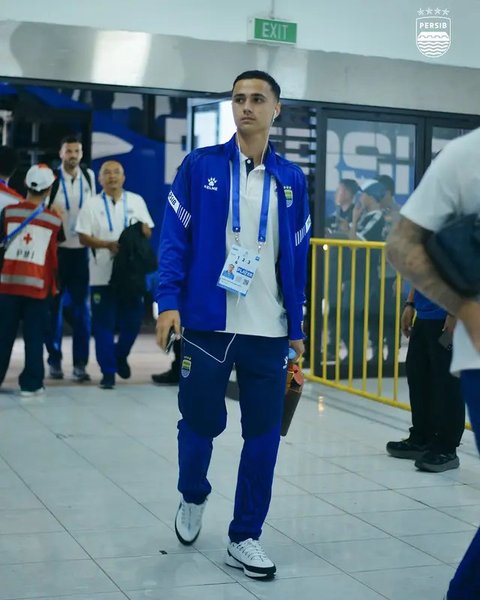 Eliano Reijnders melakoni debutnya bersama Persib Bandung dalam laga versus Persebaya Surabaya di BRI Super League 2025/2026, Jumat (12/9/2025). (Persib Official)