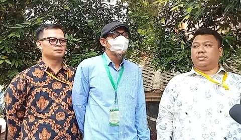 Suami almarhumah Mpok Alpa, Aji Darmaji datangi Pengadilan Agama Jakarta Selatan, Senin (15/9/2025). Ia jalani sidang soal permohonan perwalian anak.