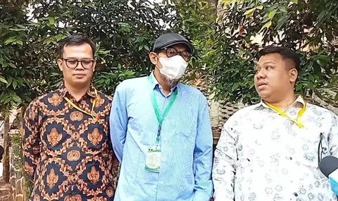 Suami almarhumah Mpok Alpa, Aji Darmaji datangi Pengadilan Agama Jakarta Selatan, Senin (15/9/2025). Ia jalani sidang soal permohonan perwalian anak.