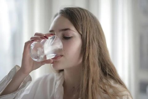 cegukan minum air putih./copyright. pexels/