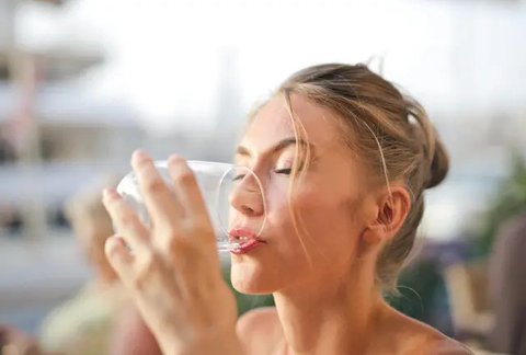 cegukan minum air putih./copyright. pexels/