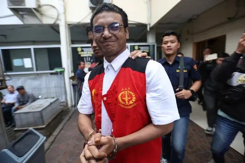 Vadel Badjideh jalani sidang lanjutan kasus dugaan pencabulan dan aborsi dengan korban putri Nikita Mirzani. Dalam sidang yang digelar tertutup, ia bersaksi.