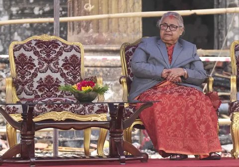 Diketahui, Sushila Karki merupakan mantan ketua Mahkamah Agung perempuan pertama di Nepal yang kini berusia 73 tahun. (AP Photo/Niranjan Shrestha)
