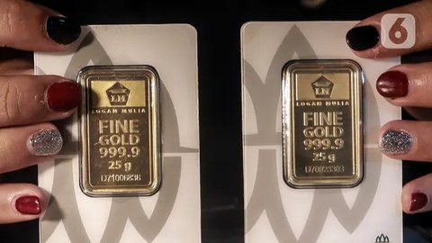 Seorang petugas menunjukkan koleksi emas batangan di Galeri 24 Pegadaian, Jakarta, Jumat (25/3/2022). Harga emas Antam di Pegadaian kembali naik. Hari ini harga emas Antam naik Rp 6.000 menja