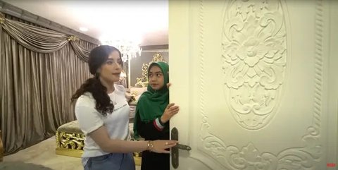 7 Potret Kamar Tidur Tasya Farasya, Mewah bak Istana dengan Sentuhan Klasik (sumber: YouTube Ria Ricis Official)