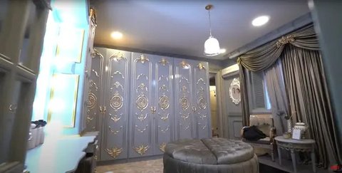 7 Potret Kamar Tidur Tasya Farasya, Mewah bak Istana dengan Sentuhan Klasik (sumber: YouTube Ria Ricis Official)