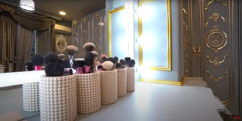 7 Potret Kamar Tidur Tasya Farasya, Mewah bak Istana dengan Sentuhan Klasik (sumber: YouTube Ria Ricis Official)