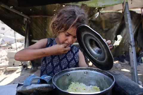 Data Kantor Media Pemerintah Gaza, sejak 11 Agustus 2025 militer Israel telah menghancurkan 1.600 menara dan bangunan hunian, serta sekitar 13.000 tenda. (Omar AL-QATTAA/AFP)