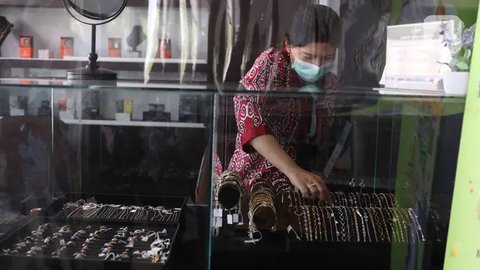 Pedagang memperlihatkan perhiasan emas di sebuah toko Kawasan Cikini, Jakarta, Kamis (3/9/2015). Harga emas milik PT Aneka Tambang Tbk (Antam) hari ini terpantau bergerak stabil di posisi Rp5