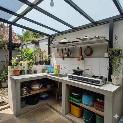 Inspirasi Dapur Outdoor Sederhana di Pekarangan Rumah Kecil Tren 2025. Foto: Gemini