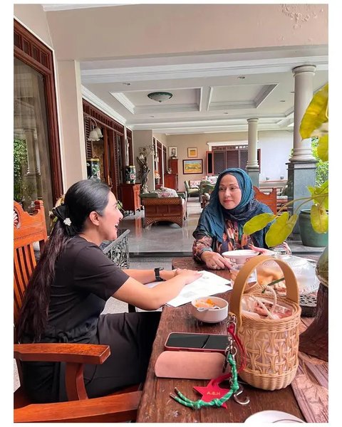 Potret teras semi terbuka rumah Camelia Malik. [IG: @ashanty_ash]