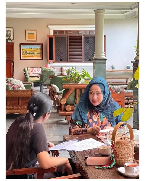 Potret teras semi terbuka rumah Camelia Malik. [IG: @ashanty_ash]