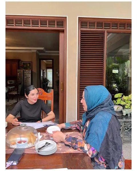 Potret teras semi terbuka rumah Camelia Malik. [IG: @ashanty_ash]