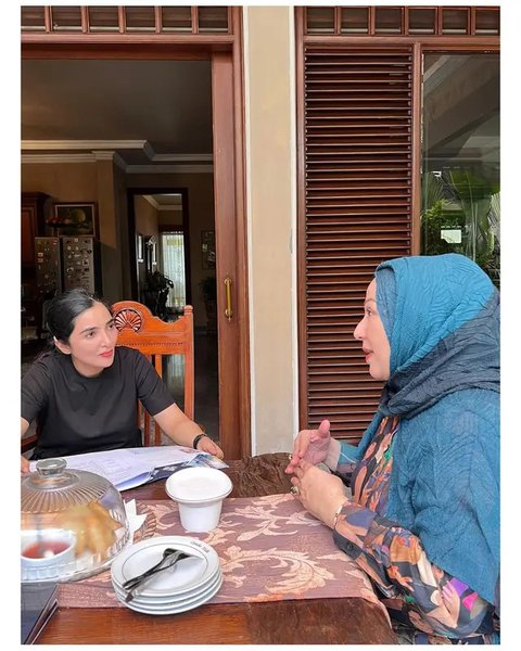 Potret teras semi terbuka rumah Camelia Malik. [IG: @ashanty_ash]