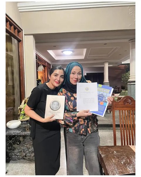 Potret teras semi terbuka rumah Camelia Malik. [IG: @ashanty_ash]