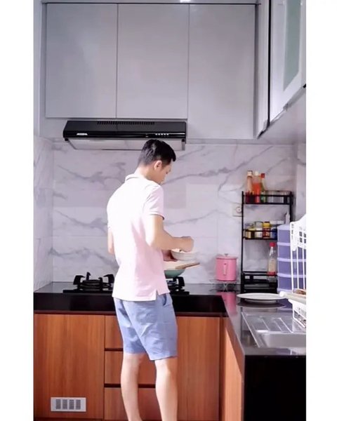 Potret dapur di rumah Larissa Chou dan Ikram Rosadi. [IG: @larissachou]