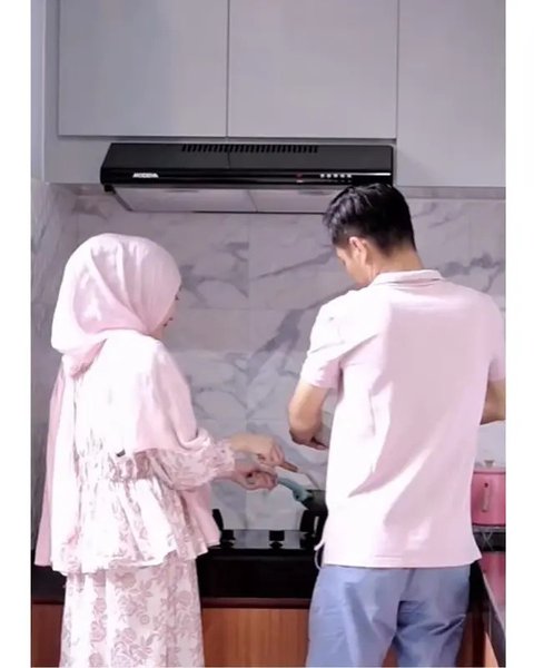 Potret dapur di rumah Larissa Chou dan Ikram Rosadi. [IG: @larissachou]