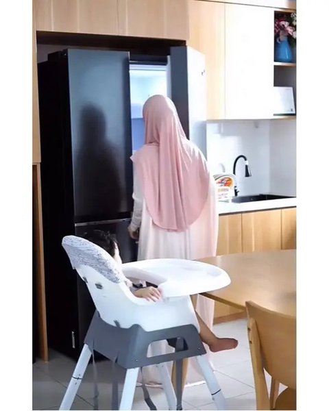 Potret dapur di rumah Larissa Chou dan Ikram Rosadi. [IG: @larissachou]