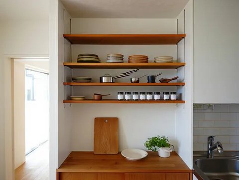 Ide Dapur Mezzanine di Rumah Mungil Hemat Biaya (AI)