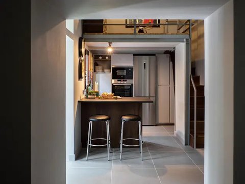 Ide Dapur Mezzanine di Rumah Mungil Hemat Biaya (AI)