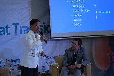 Selain karena terlalu asik bermain handphone, konstipasi menjadi salah satu penyebab utama kebanyakan orang duduk berlama-lama di toilet. [Dok/freepik.com/jcomp]
